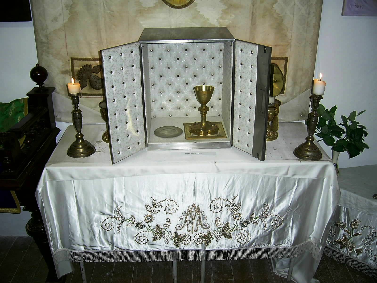 Starý bohostánok - vo vnútri je misijný kalich z roku 1919