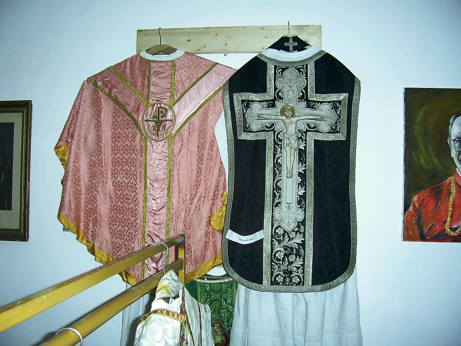 Ornáty - naľavo na Kvetnú nedeľu - napravo je pohrebný ornát