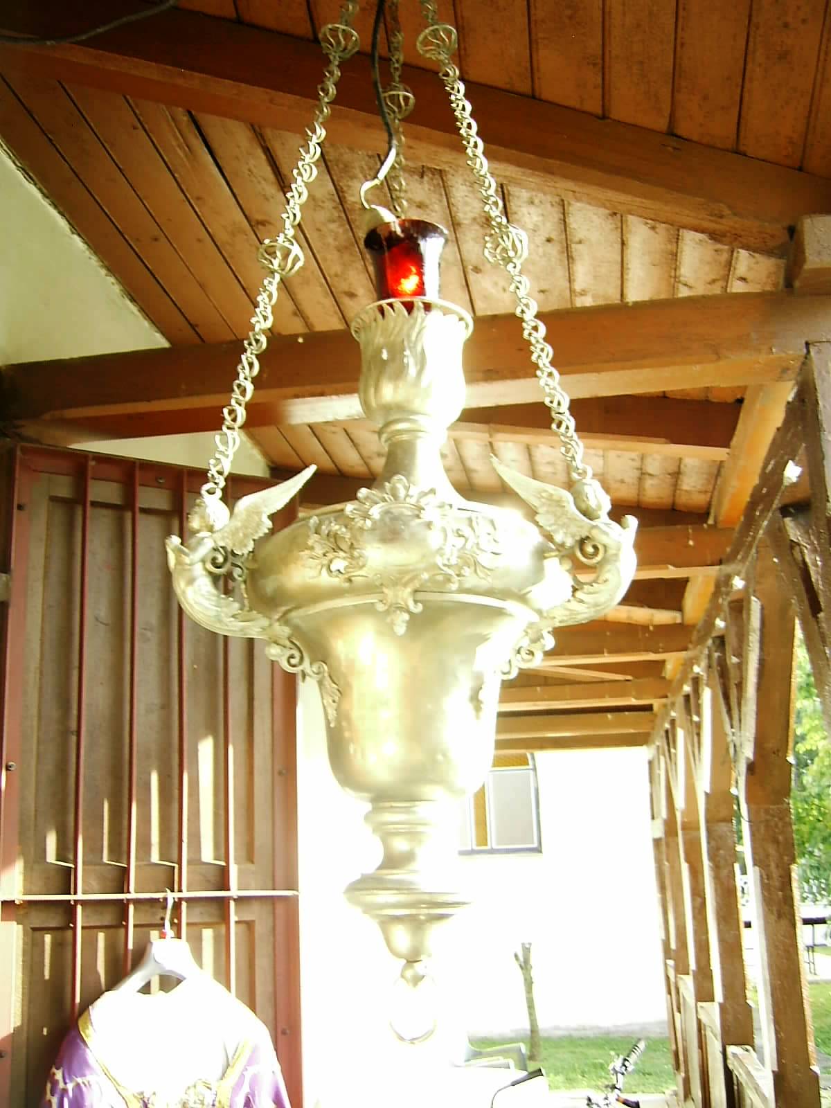 Večné svetlo pred vchodom