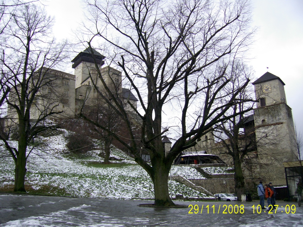 Hrad so zvonicou napravo