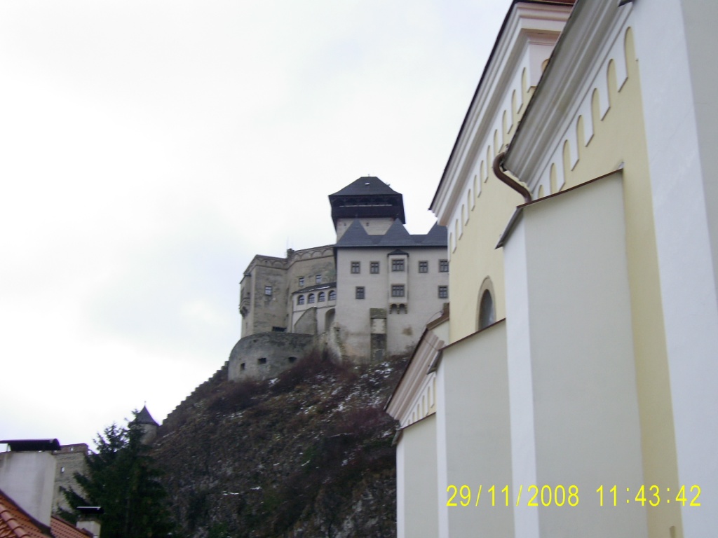 Ešte jeden pohľad na hrad spoza kostola