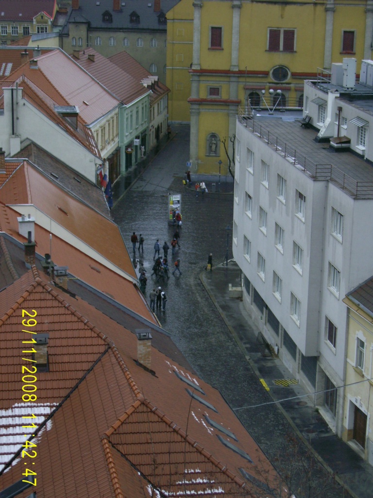 A tu sa naši mladí rozutekali spoznávať trenčianske obchody