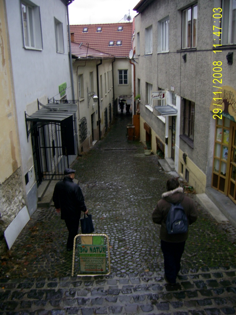 A schádzame dolu do mesta