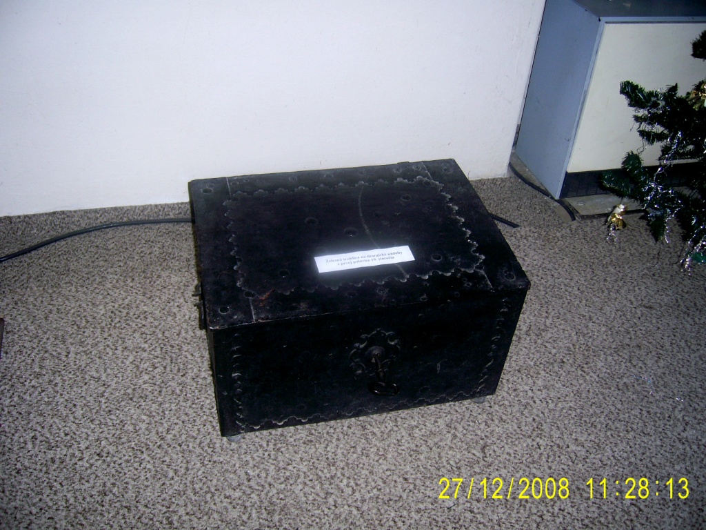 Železná truhlica na liturgické nádoby z 18.storočia